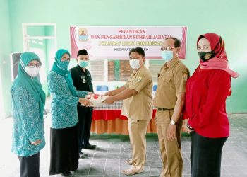 Peduli Banjir, TP PKK Kecamatan Waled Serahkan Bantuan Beras