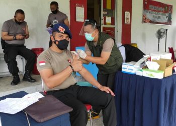 DANKI 4 BATALYON C PELOPOR BRIMOB POLDA JABAR JADI ORANG PERTAMA YANG DISUNTIK VAKSIN