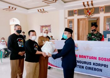 Korpri Kabupaten Cirebon Serahkan Bantuan Sosial Korban Banjir di Kecamatan Waled