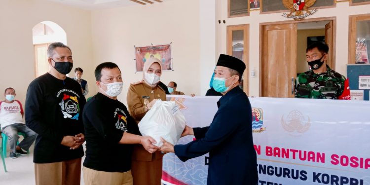 Korpri Kabupaten Cirebon Serahkan Bantuan Sosial Korban Banjir di Kecamatan Waled
