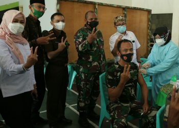 BUPATI CIREBON MONITORING PENYUNTIKAN VAKSIN DI POLRES, KODIM DAN BRIMOB
