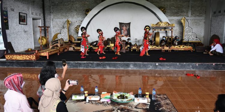 Bupati Nina Agustina Sosok Pecinta Kesenian Tari Topeng Indramayu