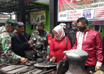 PEMDES TEGALKARANG LAKSANAKAN TRADISI MENCUCI DAN MEMBERSIHKAN BENDA BENDA PUSAKA
