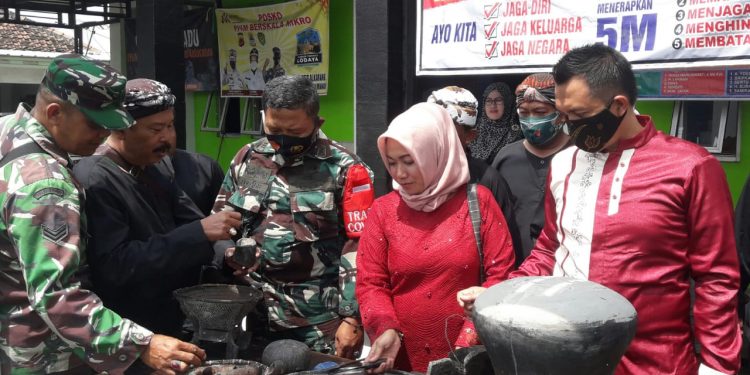 PEMDES TEGALKARANG LAKSANAKAN TRADISI MENCUCI DAN MEMBERSIHKAN BENDA BENDA PUSAKA