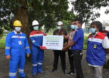 Pertamina RU VI Bantu Betoninasi Jalan Utama Kiarasari – Salamdarma