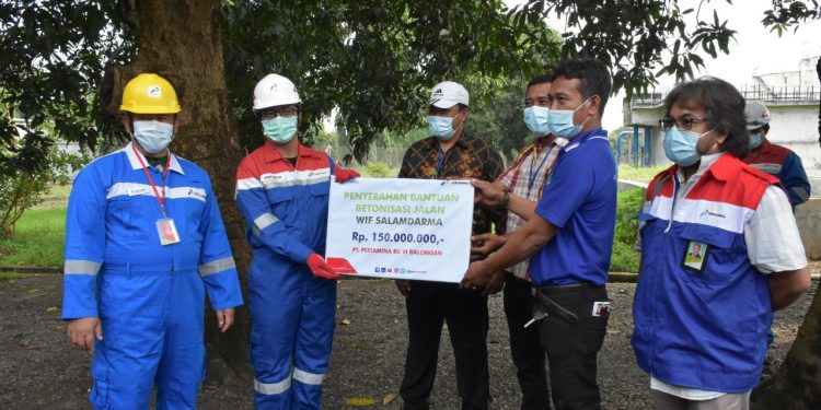 Pertamina RU VI Bantu Betoninasi Jalan Utama Kiarasari – Salamdarma