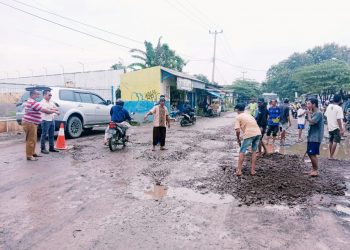 Tak Kunjung Di Perbaiki, Warga Lemahabang Swadaya Perbaiki Jalan Kubangan Kerbau