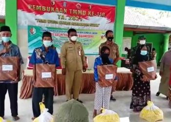 Dinsos Bojonegoro Berikan Puluhan Paket Sembako Untuk Lansia di Lokasi TMMD Reguler