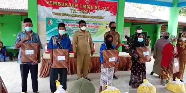 Dinsos Bojonegoro Berikan Puluhan Paket Sembako Untuk Lansia di Lokasi TMMD Reguler