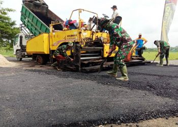 Pengaspalan Jalan Desa Ngrancang Terus Dipacu Satgas TMMD Reguler Bojonegoro (9)