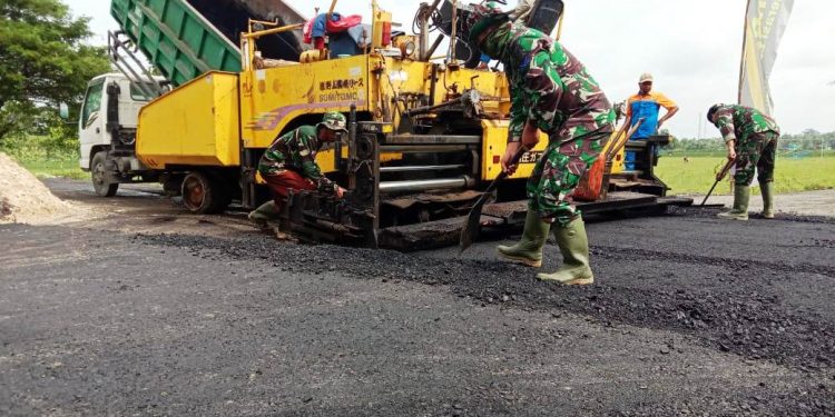 Pengaspalan Jalan Desa Ngrancang Terus Dipacu Satgas TMMD Reguler Bojonegoro (9)