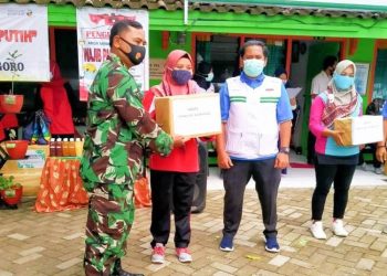 Dansatgas TMMD Reguler Bojonegoro Berikan Bantuan Paket Toga