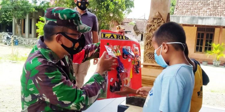 Unik, TNI Hadirkan Si Mokos Bagi Anak-anak di Lokasi TMMD Reguler Bojonegoro
