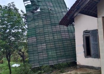 Angin Puting Beliung Pindahkan Bagian Atap Rumah Warga