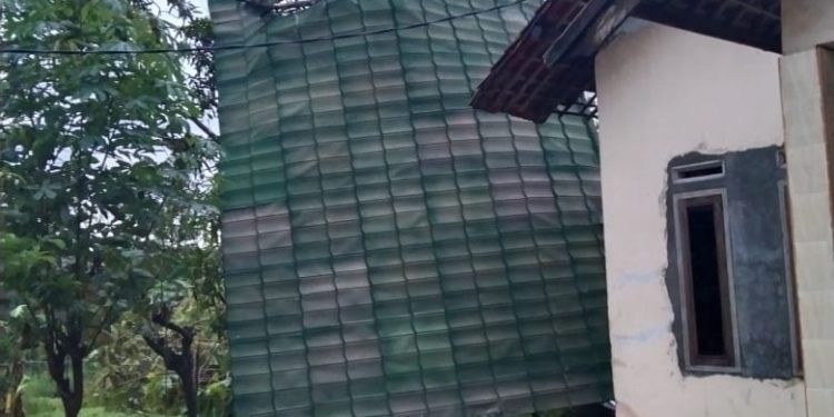Angin Puting Beliung Pindahkan Bagian Atap Rumah Warga