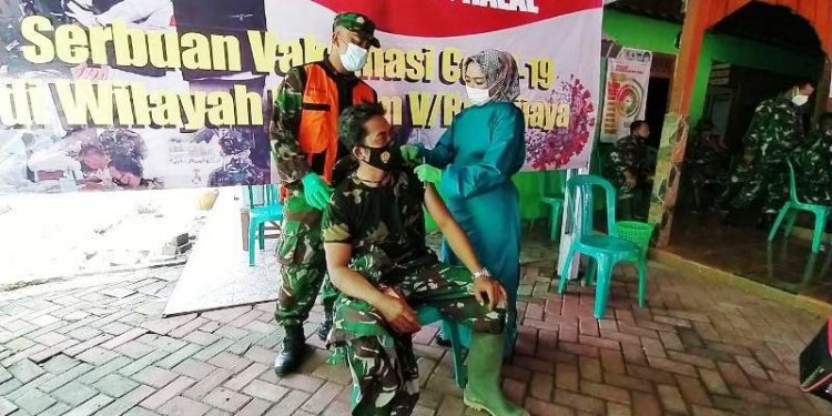 Anggota Satgas TMMD Reguler Bojonegoro Divaksin Covid-19