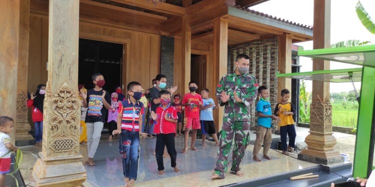 Anak-anak di Lokasi TMMD Reguler Bojonegoro Dilatih Senam Maumere