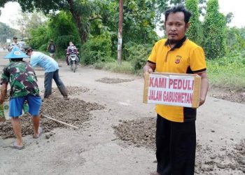 Sering Terjadi Kecelakaan, Secara Swadaya Masyarakat Perbaiki Jalan