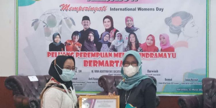 Komisioner KPU Raih Penghargaan KPI Indramayu Award