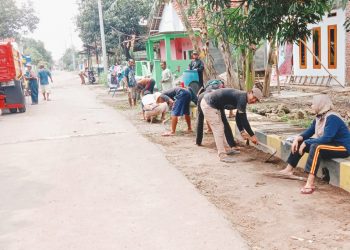 Pertahankan Budaya Kerja Bakti, Pemdes Curug Rutin Bersihkan Lingkungan Desa