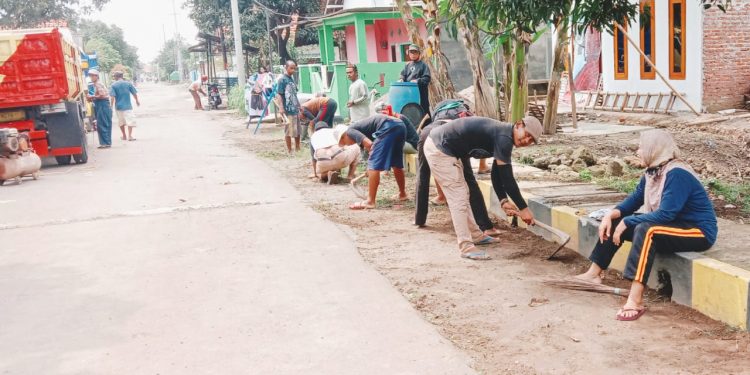 Pertahankan Budaya Kerja Bakti, Pemdes Curug Rutin Bersihkan Lingkungan Desa
