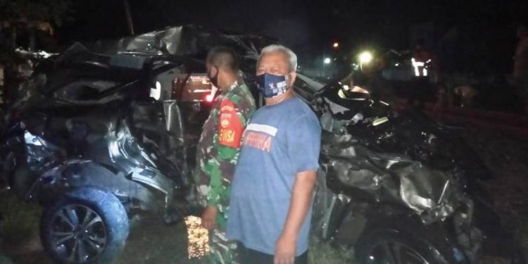 Mesin Mati di Perlintasan KA Bulakamba Brebes, Daihatsu Terios Hancur Tertabrak KA. Harina