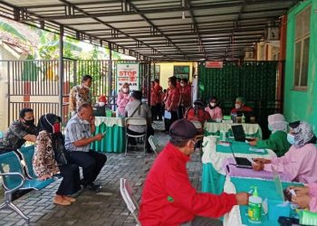 PUSKESMAS DUKUPUNTANG LAKSANAKAN VAKSINASI COVID-19 BAGI PELAYAN PUBLIK