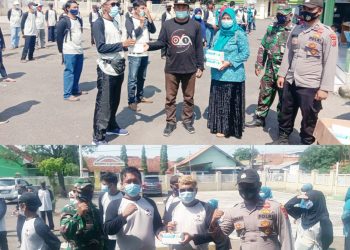 Implementasikan Program PPKM Mikro, Pemdes Karangmekar Bagikan Juga Hand Sanitizer dan Ribuan Masker