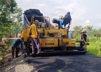 Pengaspalan Jalan TMMD Reguler Bojonegoro Juga Gunakan Tenaga Ahli