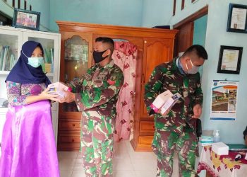 Di Tempat Tugas, Anggota Satgas TMMD Bojonegoro Bantu Pelayanan Kesehatan