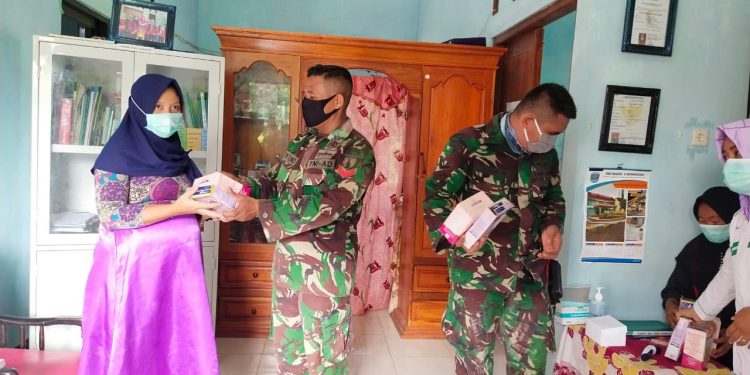 Di Tempat Tugas, Anggota Satgas TMMD Bojonegoro Bantu Pelayanan Kesehatan