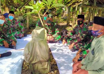 Satgas TMMD Reguler Bojonegoro Ikuti Tradisi Ziarah Kubur di Tempat Tugas