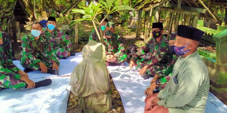 Satgas TMMD Reguler Bojonegoro Ikuti Tradisi Ziarah Kubur di Tempat Tugas
