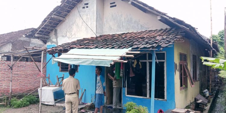 Instalasi Listrik Hancur Terbakar, Satu Rumah di Desa Kubangkarang Tersambar Petir