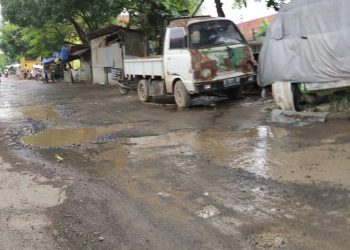 JALAN RUSAK, PENGASPALAN BUKAN SEPERTI MOLES MENTEGA DIATAS ROTI ASAL RATA