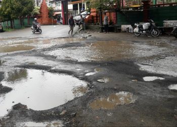 JALAN JENUN CIWARINGIN YANG BERADA PERSIS DEKAT PINTU MASUK RUMAH SAKIT ARJAWINANGUN RUSAK PARAH, BUKTI MINIMNYA PERHATIAN