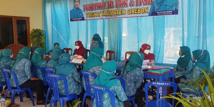 KETUA PKK KABUPATEN CIREBON HADIRI KEGIATAN PEMBINAAN POKBINWIL TP PKK DAN LPMD TINGKAT KABUPATEN CIREBON DIDESA GEYONGAN