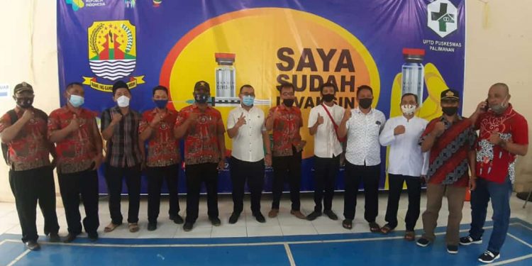 KUWU DAN PERANGKAT DESA LUNGBENDA DISUNTIK VAKSIN