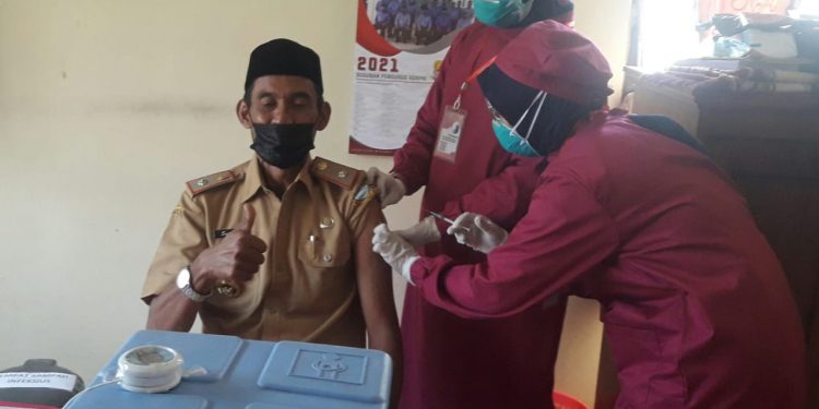 KUWU DESA JUNGJANG SUTRISNO DISUNTIK VAKSIN