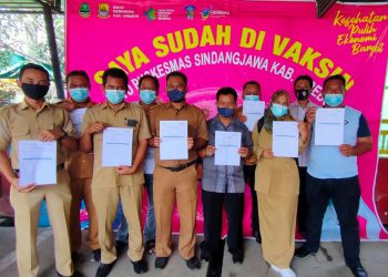 KUWU DAN PERANGKAT DESA CISAAT DISUNTIK VAKSIN COVID-19