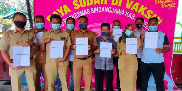 KUWU DAN PERANGKAT DESA CISAAT DISUNTIK VAKSIN COVID-19