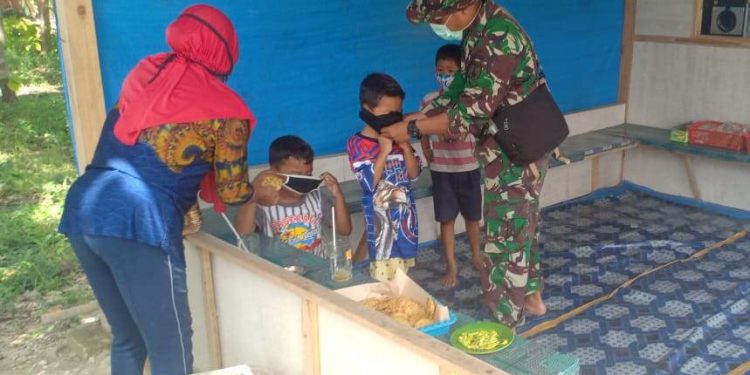Masih Pandemi, Satgas TMMD Reguler Bojonegoro Bagikan Masker Kain