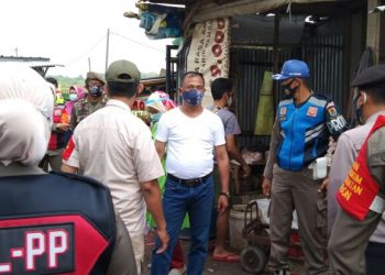 TIM GABUNGAN TNI – POLRI, PUSKESMAS, SATPOL PP KABUPATEN CIREBON DAN SATGAS PENANGANAN COVID-19 PASAR PASALARAN OPERASI DISIPLIN PROKES