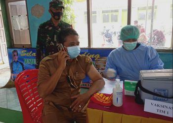 PELAYAN PUBLIK JALANI VAKSINASI