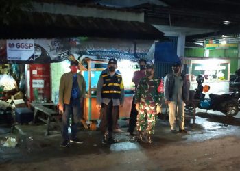 PEMDES PLUMBON LAKSANAKAN GIAT PPKM SKALA MIKRO RUTIN MONITORING DIMALAM HARI