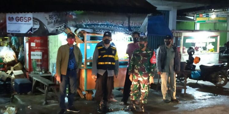 PEMDES PLUMBON LAKSANAKAN GIAT PPKM SKALA MIKRO RUTIN MONITORING DIMALAM HARI
