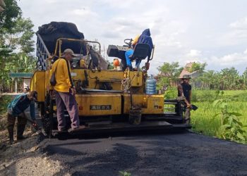 Progres Pengaspalan Jalan TMMD Reguler Bojonegoro di Jatimulyo 75 Persen