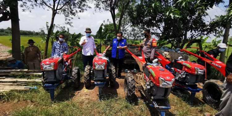 Reses 2021, Hero Serahkan Bantuan Traktor ke Poktan