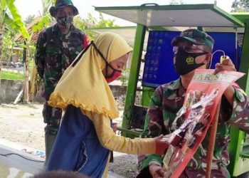 Saat Dandim Bojonegoro Bermain Bersama Anak Desa