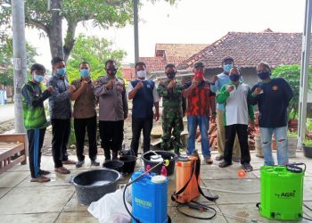 Tim Satgas Covid-19 Cimunding Banjarharjo Brebes, Kembali Lakukan Penyemprotan dan Pembagian Masker
